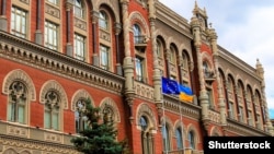 Національний банк України опівдні оприлюднив довідкове значення курсу 28 гривень 1 копійка за долар