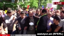 Никол Пашинян после освобождения из СИЗО присоединился к протестующим на проспекте Тигран Мец, Ереван, 23 апреля 2018 г.