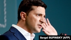 Президент пропонує заборонити обіймати державні посади людям, які у період з 23 лютого 2014 року до 19 травня 2019 року працювали на вищих державних посадах та не були звільнені за власним бажанням