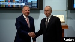 Stiven Uitkoff və Vladimir Putin 