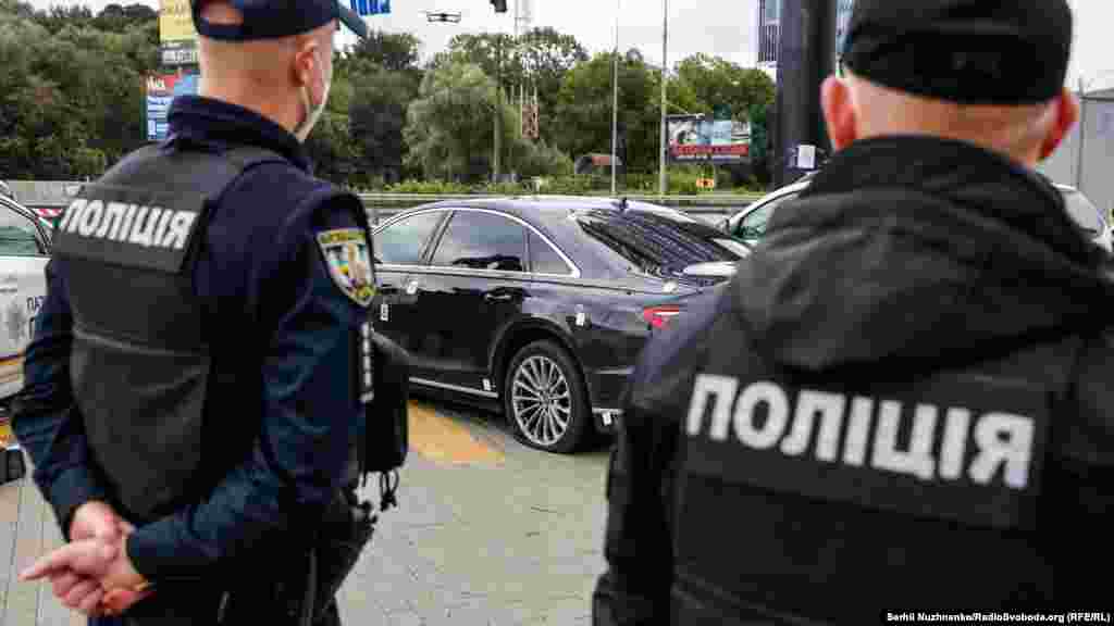 За словами голови Київської обласної прокуратури Олексія Хоменка, по машині Сергія Шефіра вистрілили 18 разів 