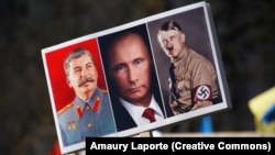 „Dictatorii sunt inspirați de alți dictatori”, spune expertul în dezinformare și propagandă Jakub Kalensky. Popularitatea crescută a lui Stalin sub Vladimir Putin „demonstrează într-un fel că dacă vrei să comiți crime în viitor, te ajută să justifici crimele trecutului”.