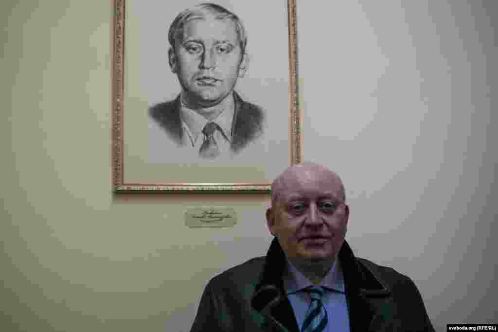 Аляксей Крыўдзенка каля свайго партрэта. Ён быў першым сакратаром ЦК ЛКСМБ у 1990–1991 гадах