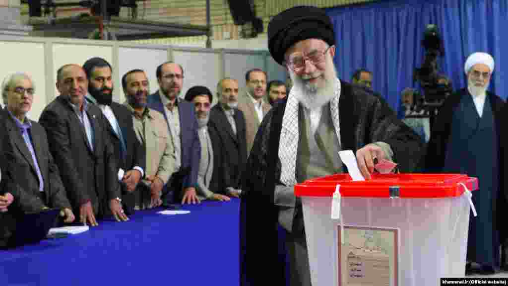 Ajatolah Ali Hamnei na glasanju, Tehran, 14. juni 2013.