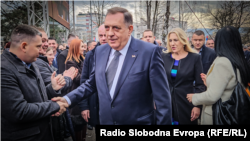 Після винесення вироку Мілорад Додік вітає своїх прихильників в Баня-Луці 26 лютого