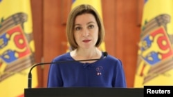 «Хочу запевнити наших громадян, що зараз Молдові не загрожує війна. Російська армія не може потрапити сюди, поки Україна тримається – і (таким чином) захищає Молдову. Ми вдячні українцям за їхню хоробрість і волелюбність» – каже Майя Санду 