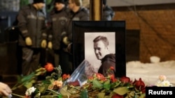 Луѓето положуваат цвеќе на гробот на Навални по неговиот погреб во Москва, 1 март 2024 г.