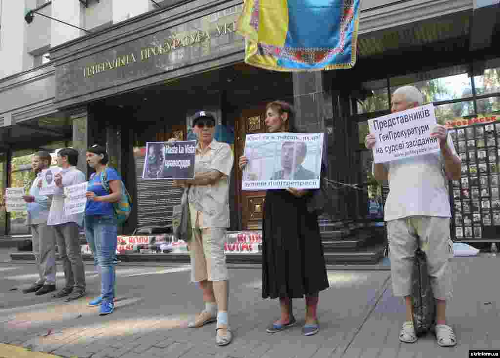 Біля Генеральної прокуратури України у столиці відбулася акція «Свободу політв'язням!». Активісти вимагали «припинити політичні репресії та не засуджувати громадських активістів, які своєю діяльністю служили народу України». Київ, 2 вересня 2016 року