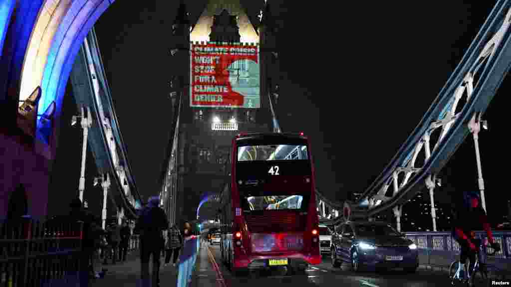 Klímaaktivisták üzenetet vetítenek a Tower Bridge-re Donald Trump megválasztott amerikai elnök sziluettjével a COP29 klímatárgyalások előtt Londonban 2024. november 7-én. Kevesebb mint egy héttel a bakui COP29, a világ legnagyobb nemzetközi éghajlatváltozási csúcstalálkozója előtt a londoni Tower Bridge-re és az azerbajdzsáni nagykövetségre vetítette üzeneteit a Green New Deal Rising nonprofit szervezet