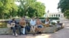 Un grup de tineri cu chitara petrecând timpul liber în parcul Pobeda (Victoria) de la Tiraspol