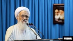 محمدعلی موحدی کرمانی امام جمعه تهران می‌گوید که «عده‌ای ساده لوح» پیشنهاد باراک اوباما برای «مذاکره» با ایران را «باور کردند». 