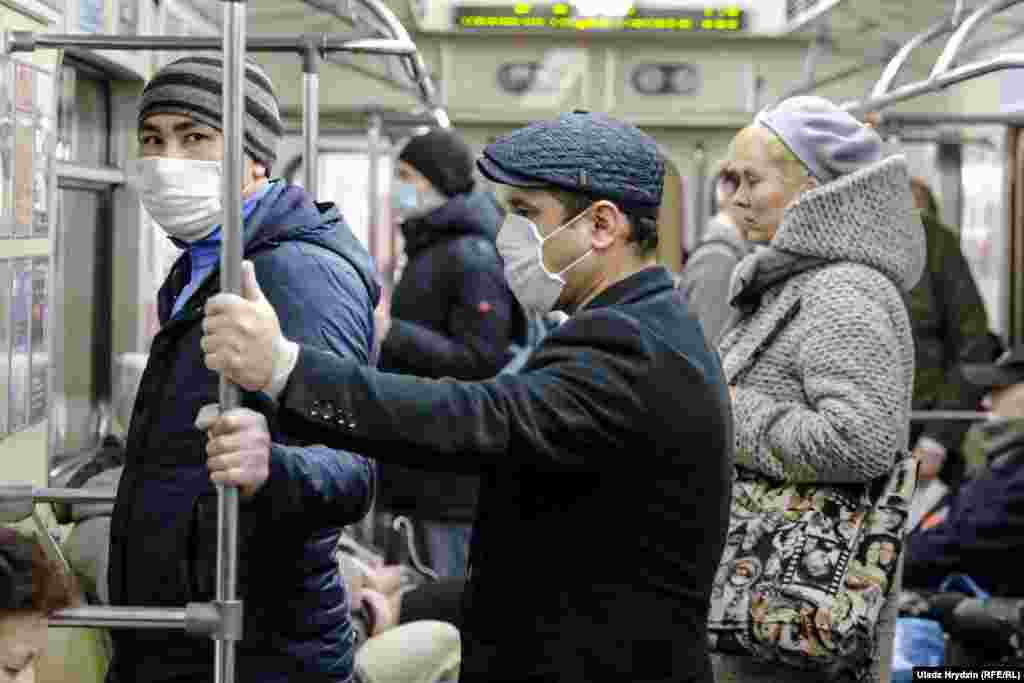 Некои луѓе носат маски за лице во јавниот превоз во Минск. СЗО соопшти дека бројот на пријавени случаи на коронавирус во Белорусија „расте рапидно“, над 6.000 заразени и повеќе од 50 починати. Но, некои белоруски лекари веруваат дека реалните бројки би можеле да бидат четири до пет пати поголеми.