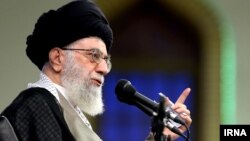 آیت‌الله خامنه‌ای در پاسخ به انتقادهای دانشجویان گفته است که «از انتقاد استقبال می‌کنم».