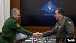 Орусиянын коргоо министри Сергей Шойгу (солдо) жана анын тажик кесиптеши Шерали Мирзо. Москва, 30-ноябрь, 2016-жыл.
