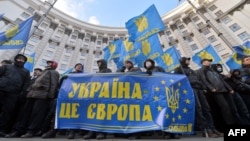 Киевдеги өкмөт үйүнүн алдына чыккандар Украина менен Европаны кызматташууга чакырууда. 2-декабрь,2013-жыл.