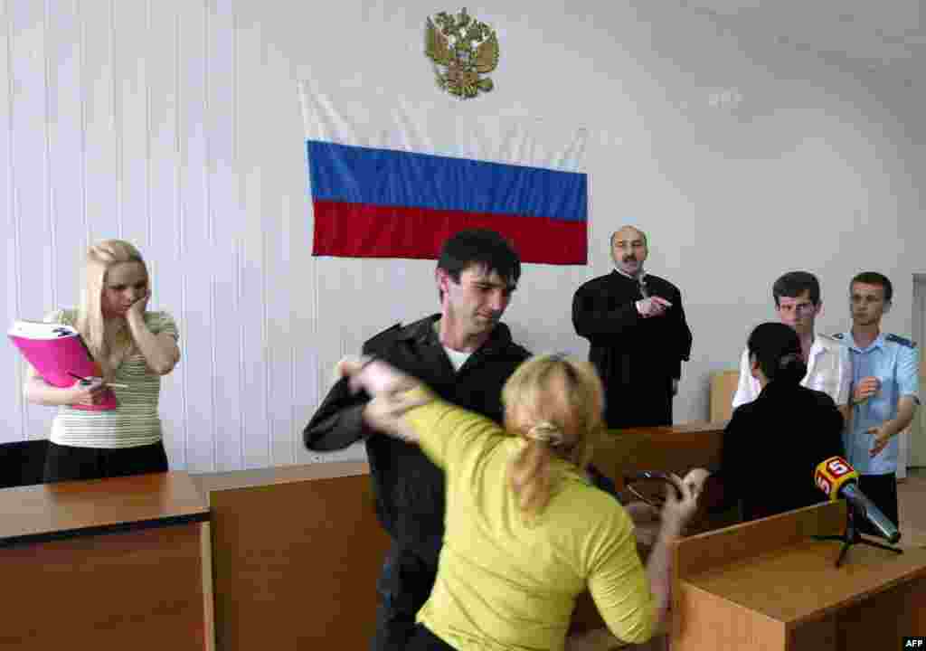 Члени родин загиблих розлючені рішенням суду, який 2007 року амністував трьох міліціонерів, причетних до нападу. - Ті, хто вижив, – не єдині, хто не вірить офіційній версії подій у Беслані.