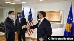 Косовскиот премиер Албин Курти се состана со дипломатот на ЕУ, Мирослав Лајчак и американскиот дипломат Метју Палмер. Приштина, 31 мај 2021 година.