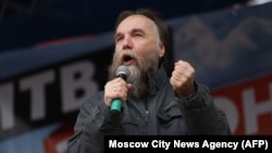 Ideologul rus, propagandist al eurasiatismului, Alexander Dughin ținând un discurs în timpul „Bătăliei pentru Donbas", 18 octombrie 2014