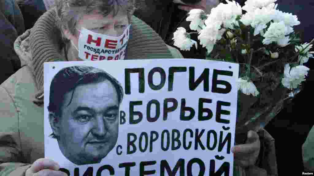 Адвокатот „свиркач“ Сергеј Магницки, кој вмешал руски функционери во наводна даночна измама од 230 милиони долари, почина една година откако беше затворен по слични обвиненија, на 16 ноември 2009 година.