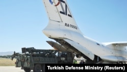 Delovi ruskog odbrambenog sistema S-400 prilikom istovara iz ruskog aviona na aerodromu Murted kod Ankare, 27. avgusta 2019.