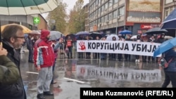Граѓаните на Ваљево се приклучија на акцијата „15 минути молк“ за жртвите од падот на настрешницата во железничката станица во Нови Сад, Србија. 22 ноември 2024 година.