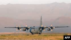 Un avion C130 Hercule al armatei americane, similar cu cel donat Forțelor Aeriene Române. 