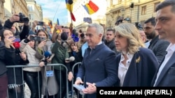 Călin Georgescu (centru) sosind la Biroul Electoral Central din București, la 7 martie 2025.