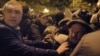 Штовханина між силовиками і мітингувальниками. Наметове містечко огородили (відео)