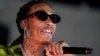 Rapperul Wiz Khalifa a fost reținut de forțele de ordine după ce a fumat pe scenă o țigară care este posibil să fi conținut marijuana. Artistul este promotor, producător și dealer de canabis. Își vinde marca proprie de „iarbă” într-o rețea de peste 550 de magazine.