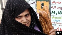 نان غذای اصلی طبقات کم درآمد در ایران به شمار می آید.