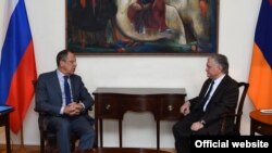 Ռուսաստանի արտգործնախարար Սերգեյ Լավրովը բանակցում է հայաստանցի պաշտոնակից Էդվարդ Նալբանդյանի հետ: Երևան, 9-ը նոյեմբերի 2015 թ․