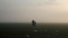 Deca izbeglica stoje u blizini kampa, Idomeni, 1. mart 2016.