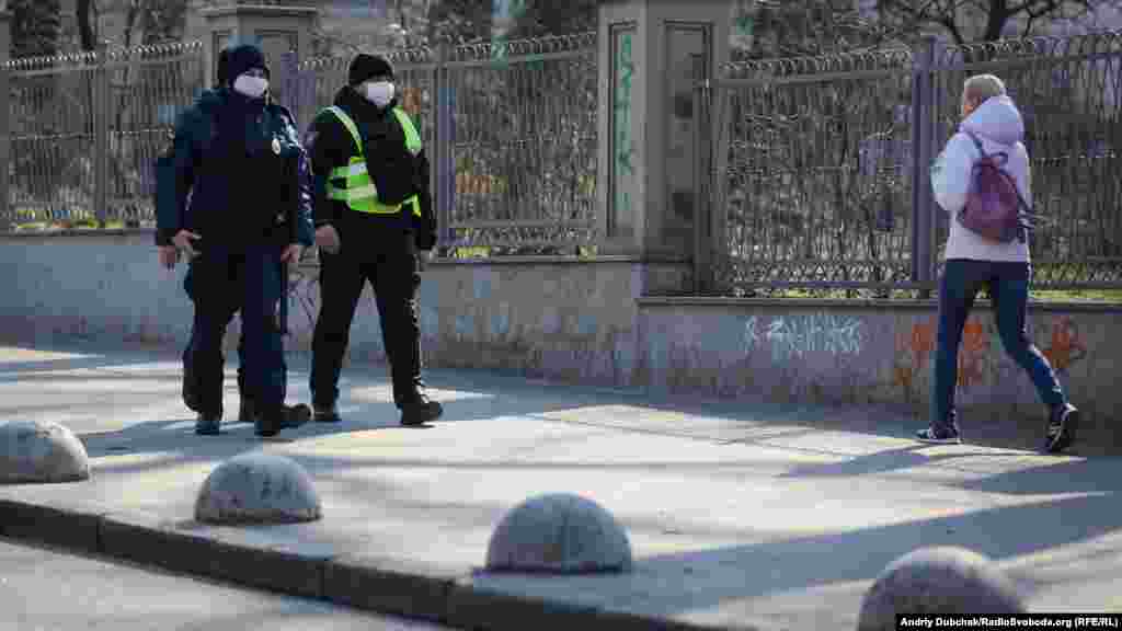Київська область третьою в Україні запровадила стан надзвичайної ситуації через поширення коронавірусної інфекції. Раніше це зробила влада в Чернівецькій та Житомирській областях. У місті досить багато поліції. На фото – поліцейські у медичних масках неподалік станції метро Університет