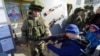 Copii se joacă cu echipamente militare la o celebrare a Zilei Apărătorului Patriei ruse în Simferopol, Crimeea, în februarie 2020.