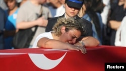 Marmarisde polisiýa ofiseri Nedip Jengiz Ekeriň jynazasynda ofiseriň hossary onuň tabydyny gujaklap aglaýar.