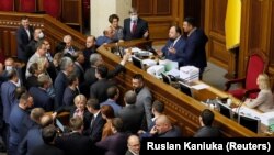 Украина- опозицициските пратеници се расправаат со собранискиот спикер за време на носењето на таканаречениот „закон за олигарсите“ 23.09.2021