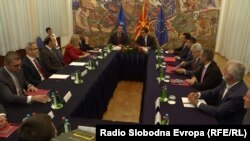 Лидерите на партиите на средбата кај претседателот Стево Пендаровски. 