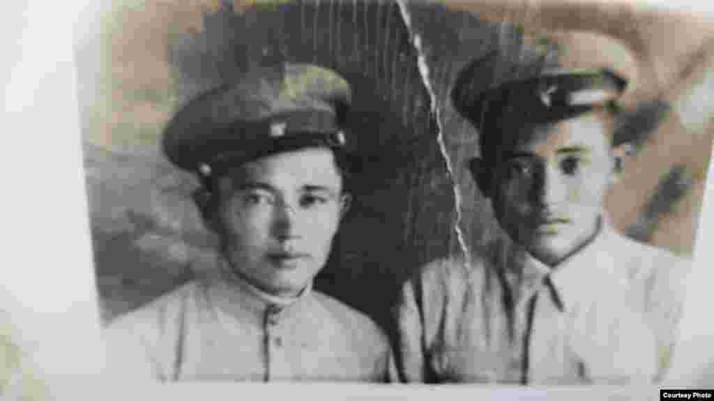 Эсенгул Асымов (оңдо) 1920-жылы Тоң районунун Кызыл-Туу айылында төрөлгөн. 1941-жылы Чүй облусунун Кара-Дөбө айылында орто мектепте мугалим, 1942-жылы Кочкор районунда райкомдо инструктор болуп иштеп, 1943-жылы согушка кеткен. Улуу Ата Мекендик согушта 1-Украин фронтунда саясий жетекчи болуп, Киевди бошотууга катышкан. 1944-жылы оор жараат кылып үйүнө кайткан. Согуш ардагери быйыл 100 жашка чыкты. 