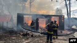 Рятувальники ДСНС гасять пожежу після російської атаки у Херсоні, Україна, 21 квітня 2024 року. Фото ілюстративне
