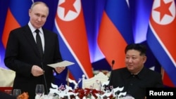 Ruski predsjednik Vladimir Putin (lijevo) i sjevernokorejski vođa Kim Jong Un na državnom prijemu u Pjongjangu u junu gdje je dogovoren sporazum