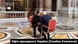 Președintele Ucrainei, Volodimir Zelenski, și cel al SUA, Donald Trump, într-o discuție privată la Vatican.
