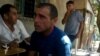 Азербайджан - Кадр из снятого на телефон видео, на котором гражданин Армении Карен Петросян спутся несколько часов после того, как он оказался на территории Азербайджана, беседует с жителями азербайжданского села Агбюлаг (архив)