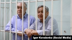 Омурбек Текебаев и Дуйшенкул Чотонов в суде. 11 августа 2017 года.