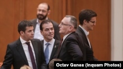 Guvernul vine în fața Parlamentului pentru a-și angaja răspunderea pe mai multe proiecte de lege.