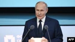 Președintele Rusiei, Vladimir Putin, a sugerat de mai multe ori că Rusia ar putea apela la armele nucleare dacă Occidentul se implică în războiul din Ucraina.