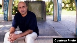 بر اساس گزارش رسانه های مخالفان در ايران، ستار بهشتی، ۳۵ ساله، در زندان بر اثر شکنجه درگذشته است.