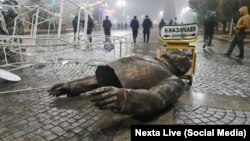 Свергнутый памятник экс-президенту Казахстана Нурсултану Назарбаеву в Талдыкоргане. 5 января 2022 года