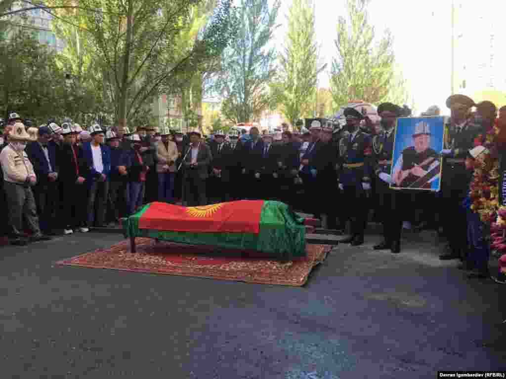 Акын менен коштошуу үчүн жакындары, кесиптештери, күйөрмандары келди. 