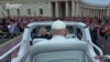Papa Francisc salută mulțimea după slujba de Paște, în Piața Sfântul Petru din Vatican, pe 20 aprilie 2025.