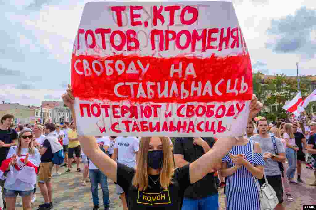 Демонстранттар колдоруна ак түстөгү шарларды, “Кет!”, “Өзгөрүүлөрдү каалайбыз!” деп жазылган плакаттарды кармап алышкан.